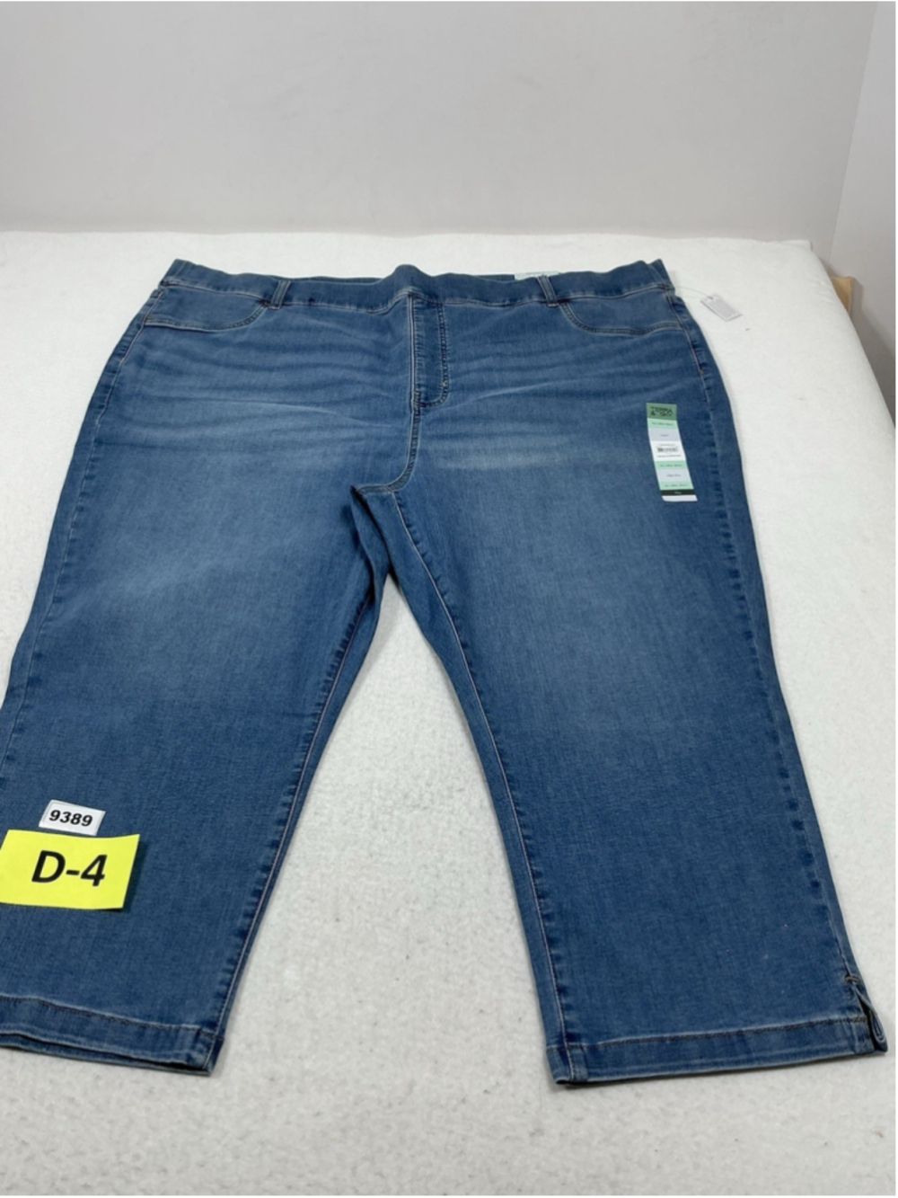 Womans NWT Terra & Sky Pullon Capri Blue Jeans 4X (28W-30W)